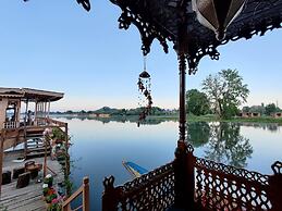 The Heritage Group Of Houseboats