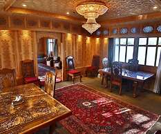 The Heritage Group Of Houseboats