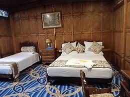 The Heritage Group Of Houseboats