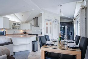 2 Manor Lodge - 2 Bedroom Lodge - Pendine