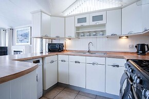 2 Manor Lodge - 2 Bedroom Lodge - Pendine