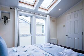 2 Manor Lodge - 2 Bedroom Lodge - Pendine