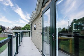 2 Manor Lodge - 2 Bedroom Lodge - Pendine