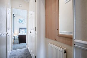 2 Manor Lodge - 2 Bedroom Lodge - Pendine