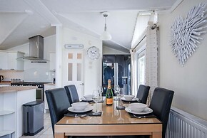 2 Manor Lodge - 2 Bedroom Lodge - Pendine