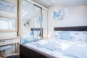 2 Manor Lodge - 2 Bedroom Lodge - Pendine