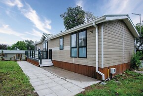 2 Manor Lodge - 2 Bedroom Lodge - Pendine