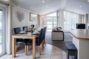 2 Manor Lodge - 2 Bedroom Lodge - Pendine