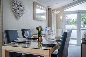 2 Manor Lodge - 2 Bedroom Lodge - Pendine