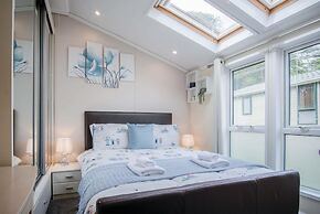 2 Manor Lodge - 2 Bedroom Lodge - Pendine