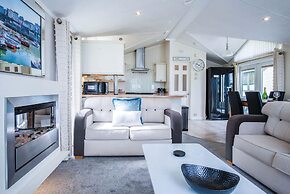 2 Manor Lodge - 2 Bedroom Lodge - Pendine