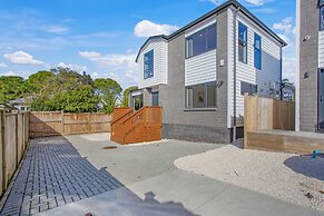 Style Serenity Townhouse with Parking