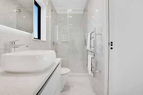 Style Serenity Townhouse with Parking