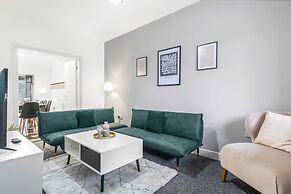 Elegant 5 Bedroom House/free Parking/yard