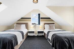 Elegant 5 Bedroom House/free Parking/yard