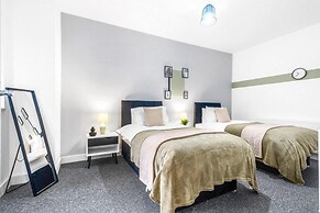 Elegant 5 Bedroom House/free Parking/yard
