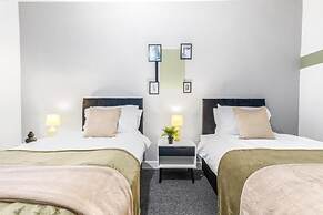 Elegant 5 Bedroom House/free Parking/yard