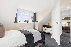 Elegant 5 Bedroom House/free Parking/yard