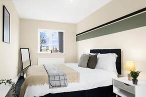 Elegant 5 Bedroom House/free Parking/yard
