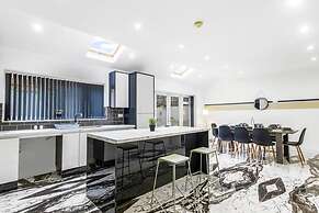 Elegant 5 Bedroom House/free Parking/yard