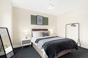Elegant 5 Bedroom House/free Parking/yard