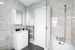 Elegant 5 Bedroom House/free Parking/yard