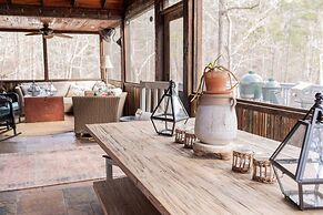 Classic Lakeside Cottage Masters Rental