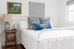Classic Lakeside Cottage Masters Rental
