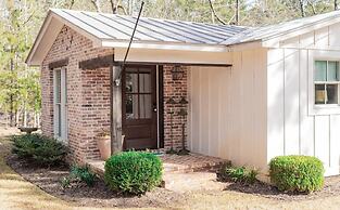 Classic Lakeside Cottage Masters Rental