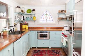 Classic Lakeside Cottage Masters Rental
