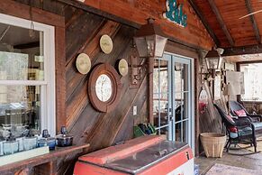 Classic Lakeside Cottage Masters Rental