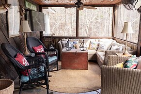 Classic Lakeside Cottage Masters Rental