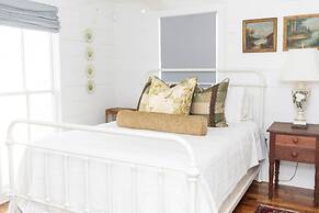 Classic Lakeside Cottage Masters Rental