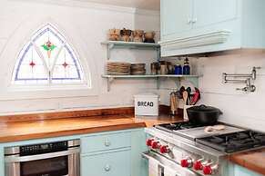 Classic Lakeside Cottage Masters Rental