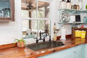 Classic Lakeside Cottage Masters Rental