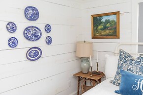 Classic Lakeside Cottage Masters Rental