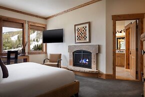 Luxury 3 Bedroom Residence in Lionshead Village - Walk to Ski!