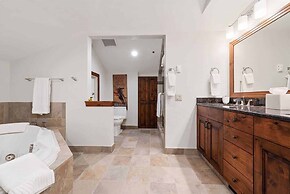 2 Bedroom Residence in the Heart of Beaver Creek Village - Ski In, Ski