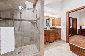 2 Bedroom Residence in the Heart of Beaver Creek Village - Ski In, Ski