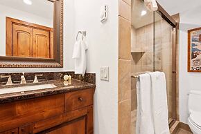 2 Bedroom Residence in the Heart of Beaver Creek Village - Ski In, Ski