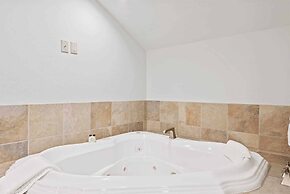 2 Bedroom Residence in the Heart of Beaver Creek Village - Ski In, Ski