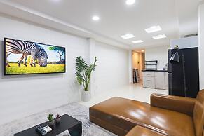 Le Places The Center House District 1