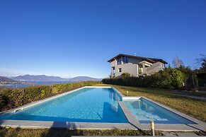 Suite on The Lake in Meina