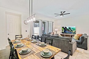 1832 Tropical Palms Circle