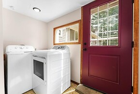 Serenity Shores, Tranquil Retreat in Traverse City