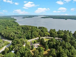 Serenity Shores, Tranquil Retreat in Traverse City