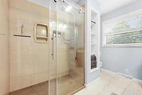 Serenity Shores, Tranquil Retreat in Traverse City