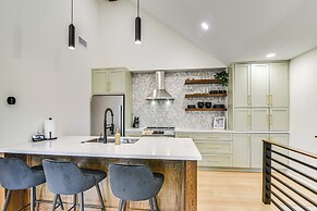 Walk to Shops & Restaurants: Chic Galveston Studio