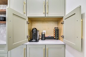 Walk to Shops & Restaurants: Chic Galveston Studio