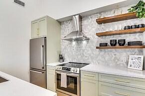 Walk to Shops & Restaurants: Chic Galveston Studio